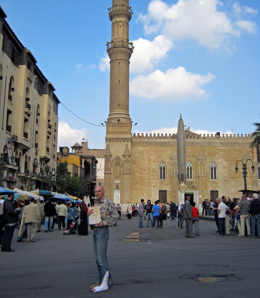Виктор Пинчук на фоне мечети Хусейна (Каир).JPG