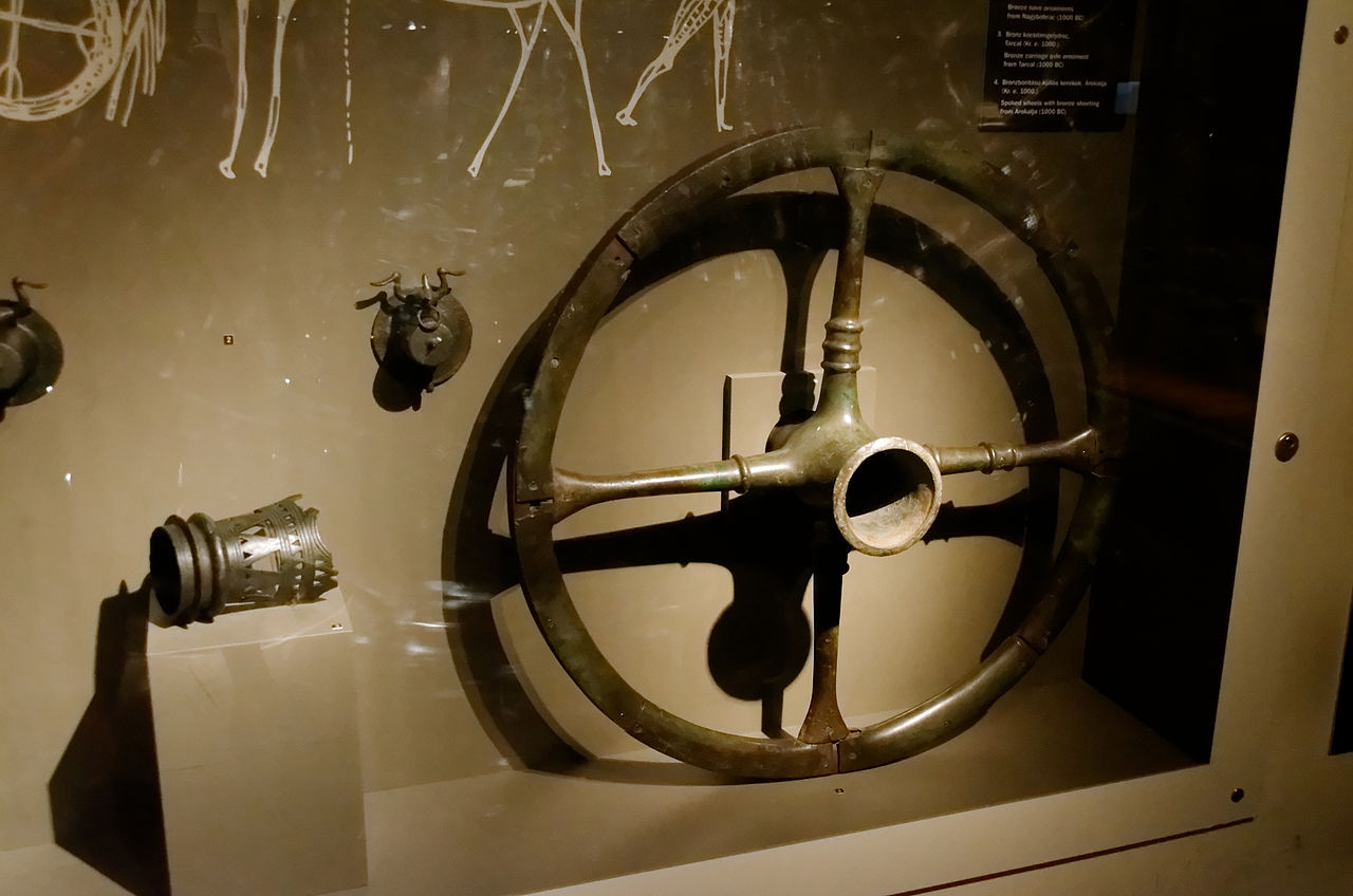 Справа: колесо со спицами и бронзовое покрытие. Арокаля (Венгрия). Слева: бронзовый орнамент оси танка, найденного в Таркале . 1000 г. до н.э. Венгерский национальный музей .