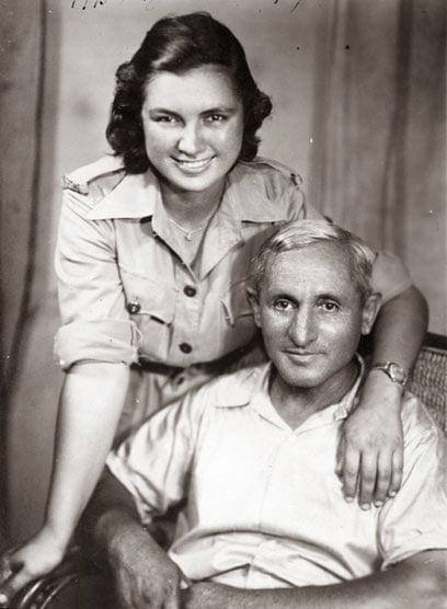 Каир, 1945 — Авива Даян с отцом Шмуэлем Даяном.