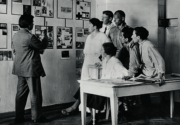 Файл:Малевич со студентами-1925.jpg
