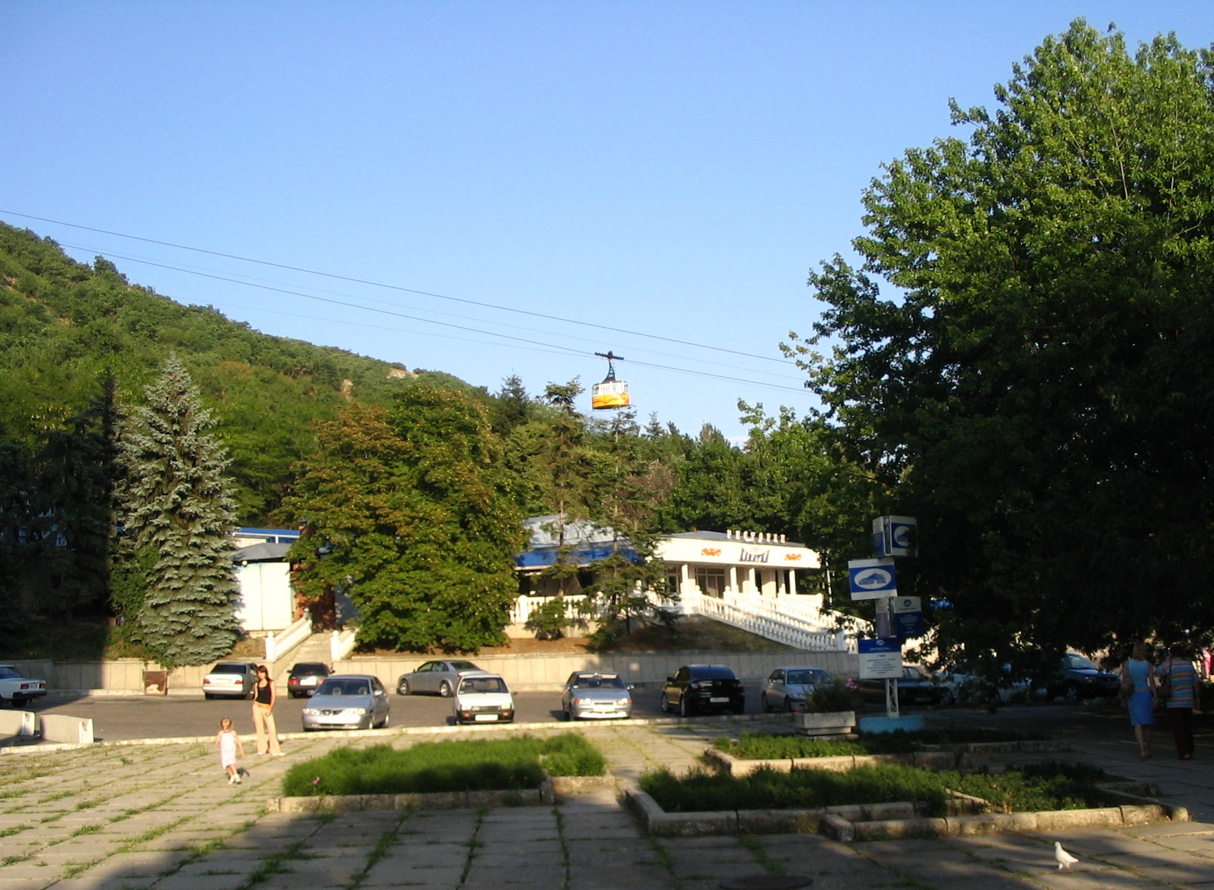 Площадка перед станцией