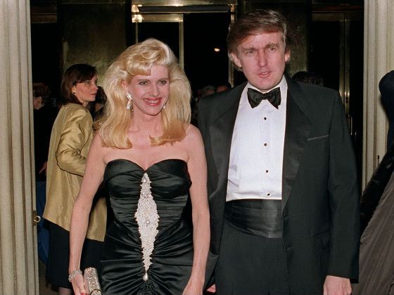 Ранний Трамп в торжественной одежде с женой