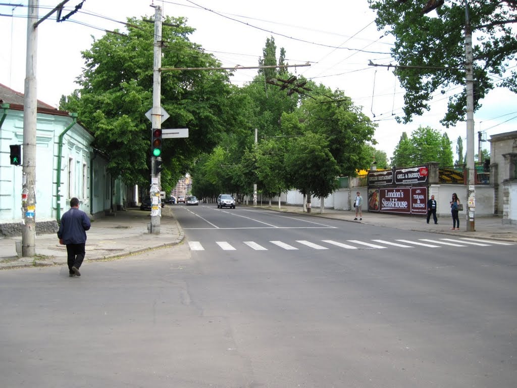 Перекрёсток улиц Букурешть и Тигина