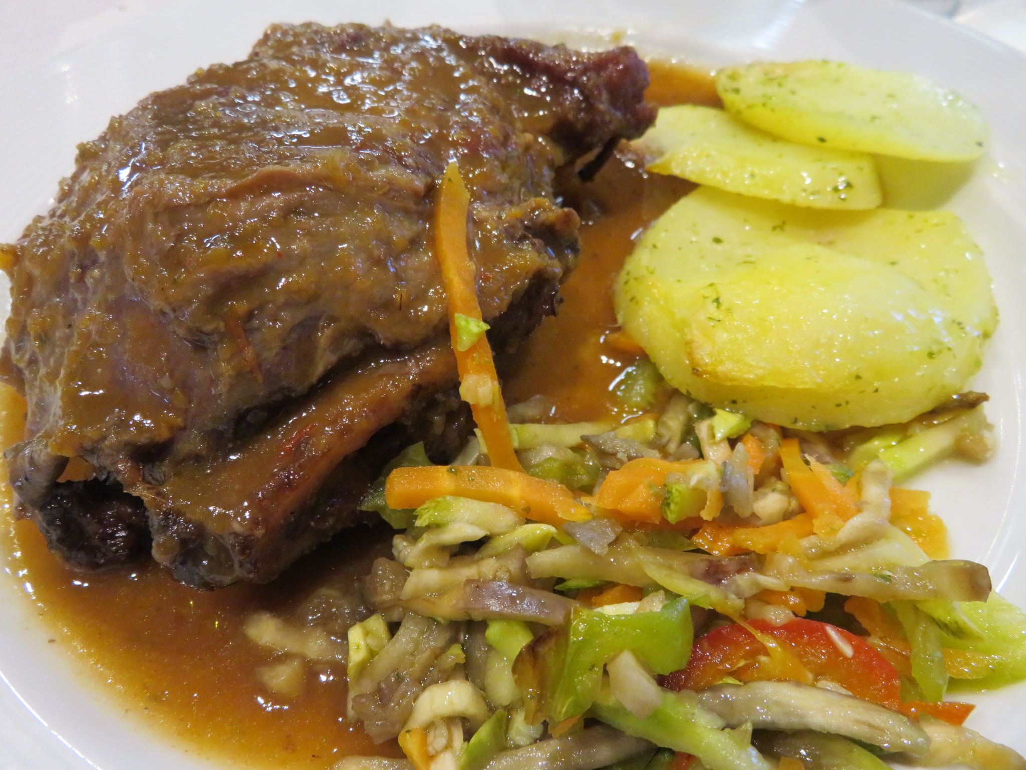 Файл:Galta de cerdo con guarnición.jpg