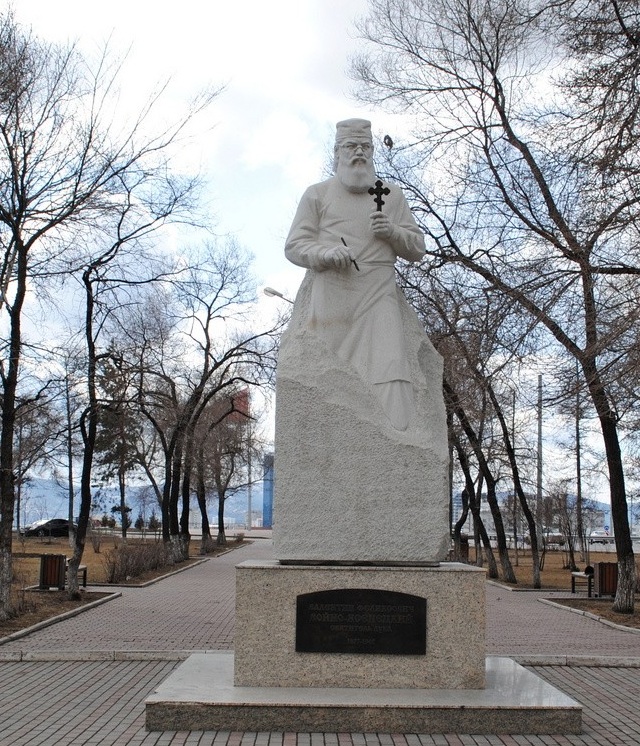 Файл:Памятник святителю Луке в Красноярске.jpg
