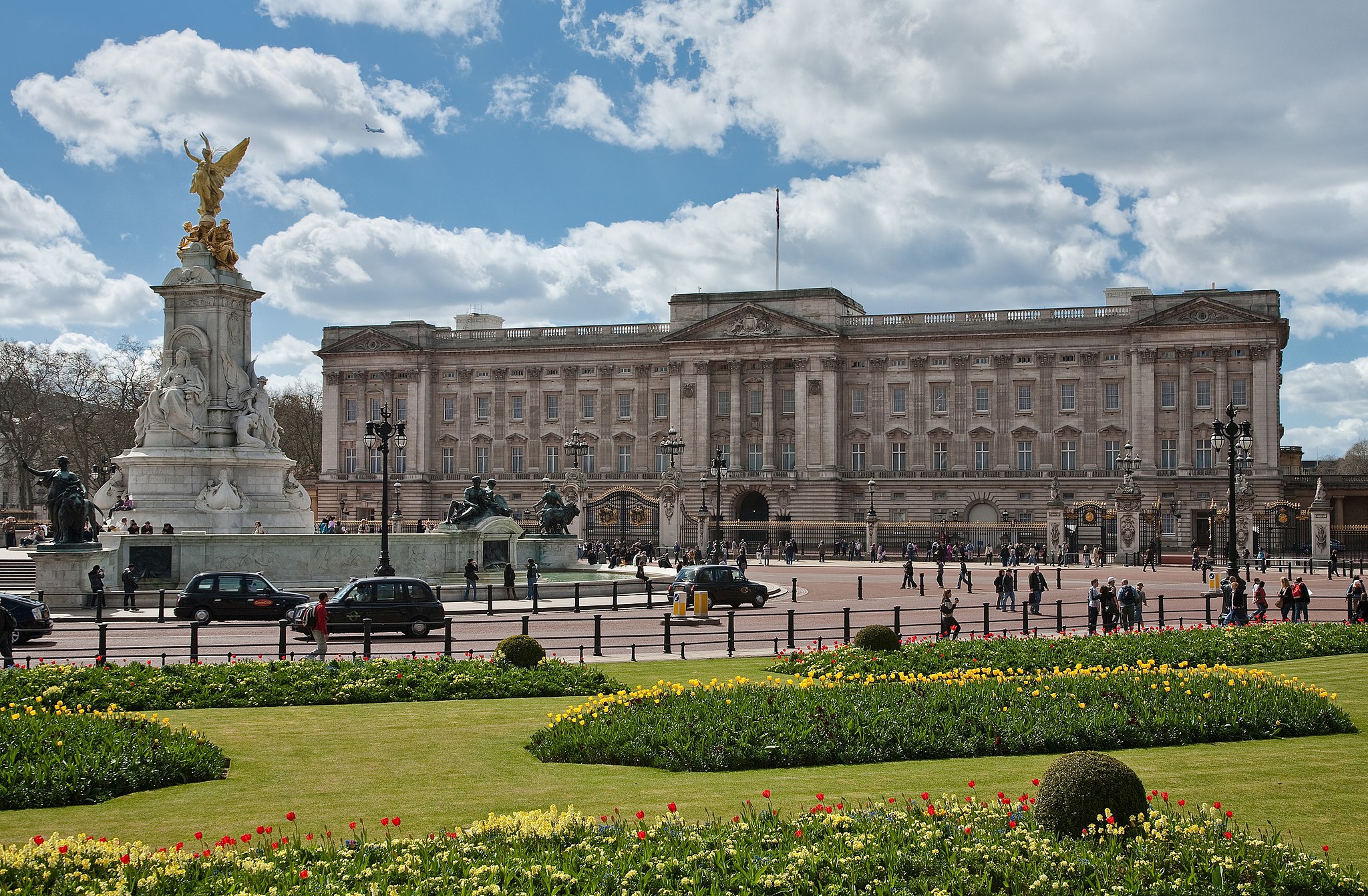 Файл:Buckingham Palace, London - April 2009.jpg
