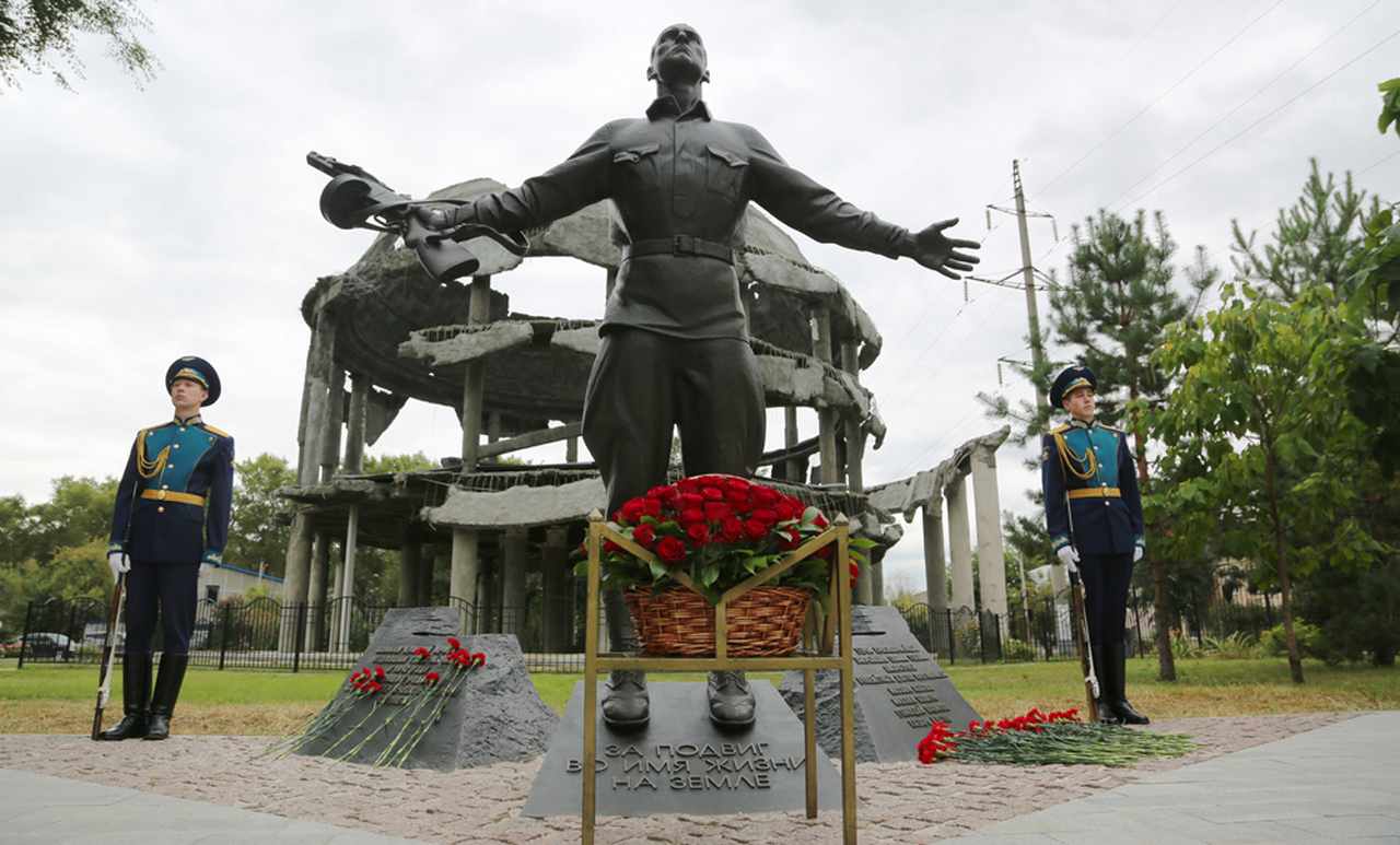 Памятник защитникам Воронежа, закрывшим грудью амбразуры 1.jpg