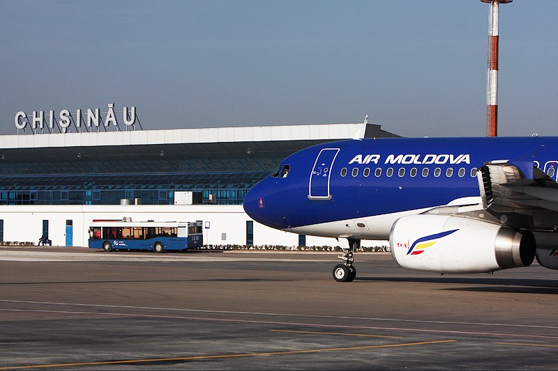 Файл:Самолёт A-320 Air Moldova на фоне аэропорта Кишинёва.jpg