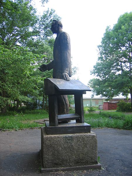 Файл:Памятник Учителю в Торопце.jpg