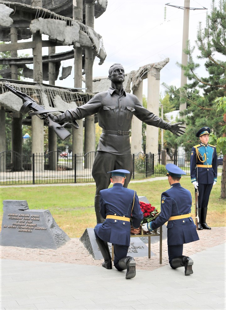 Памятник защитникам Воронежа, закрывшим грудью амбразуры 4.jpg