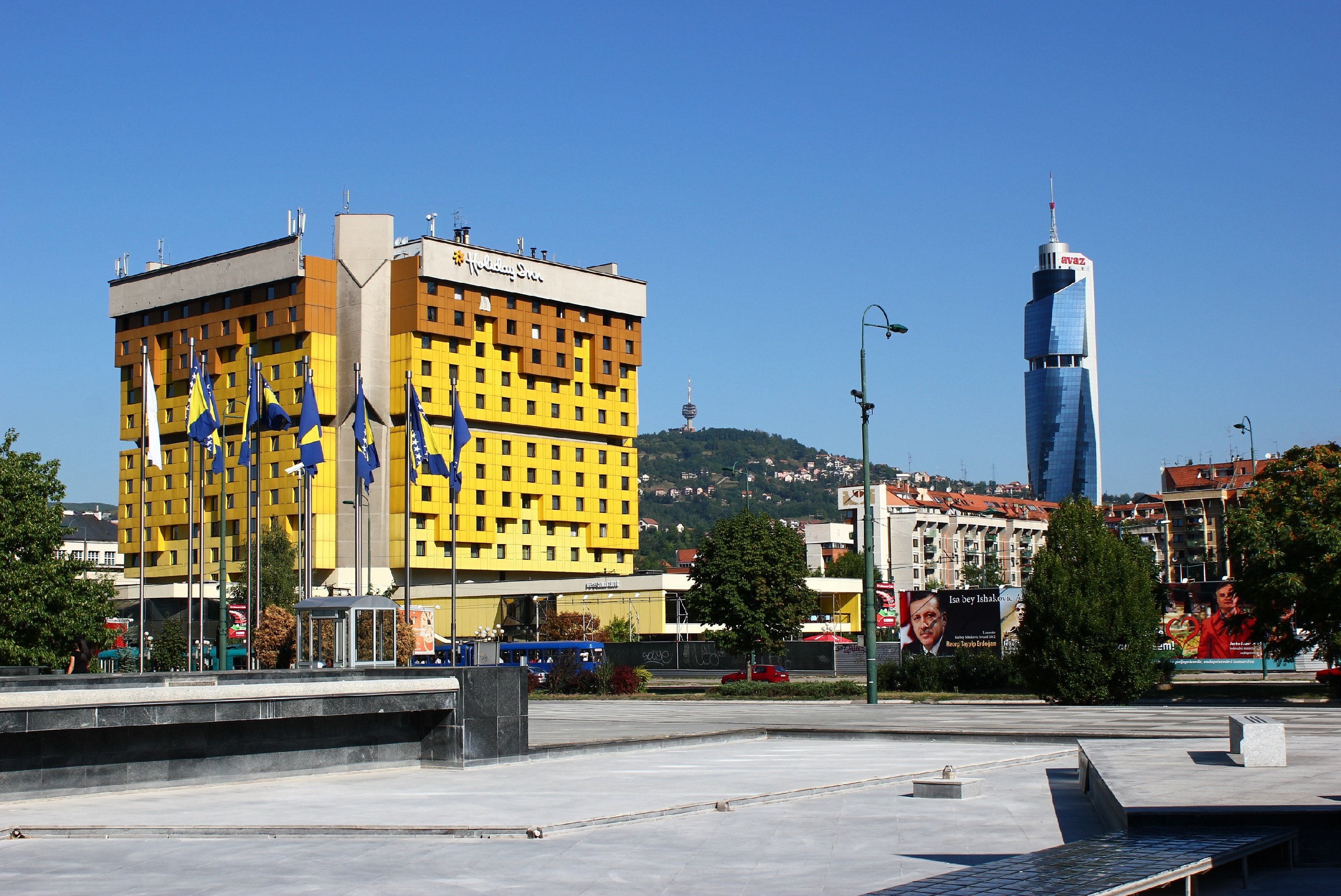 Avaz Twist Tower (справа), штаб-квартира газеты Dnevni Avaz