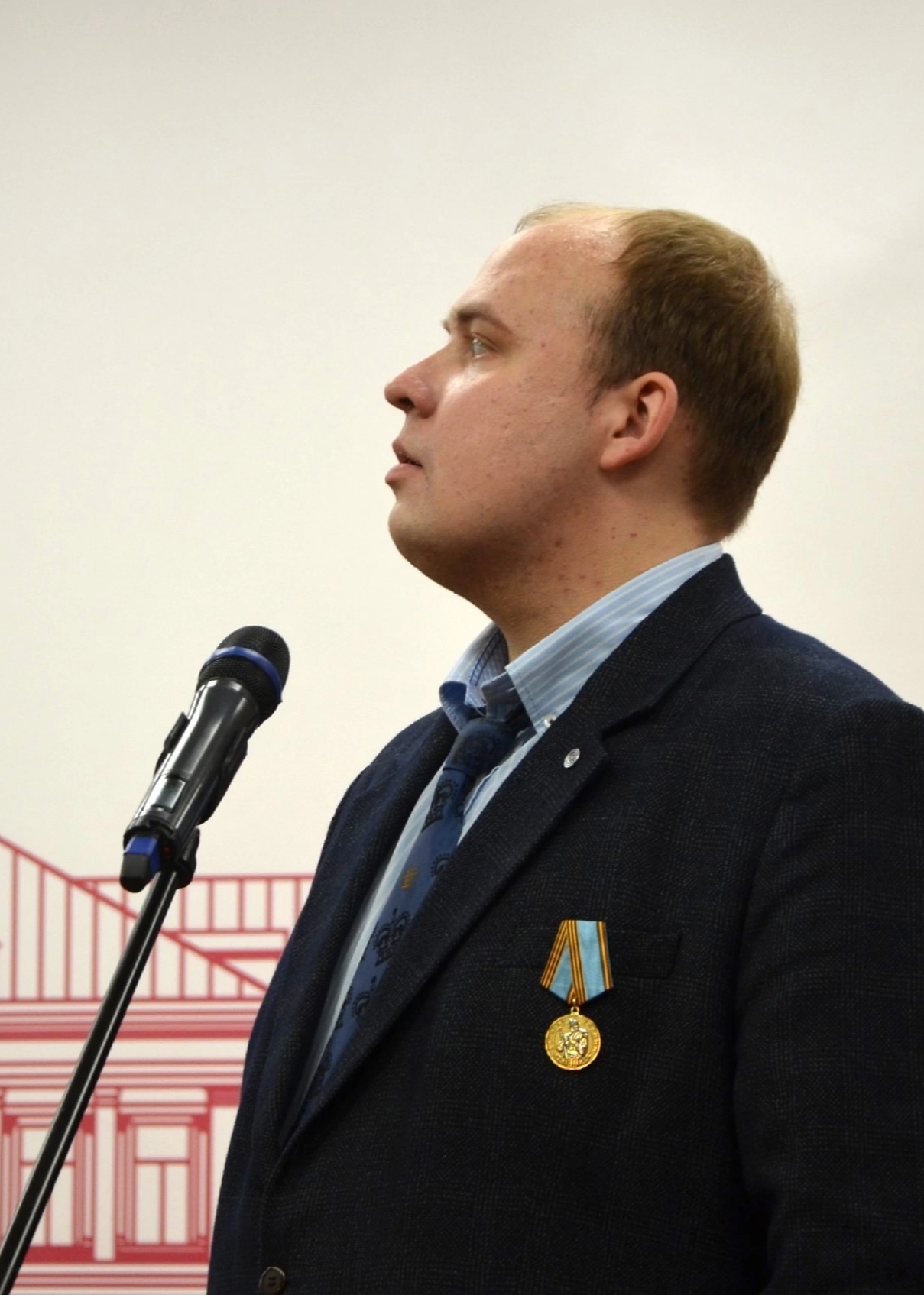 Ринат ведет концерт в Московском доме национальностей