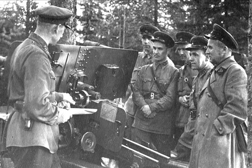 Файл:1942. Officers at the training ground. Leningrad.png