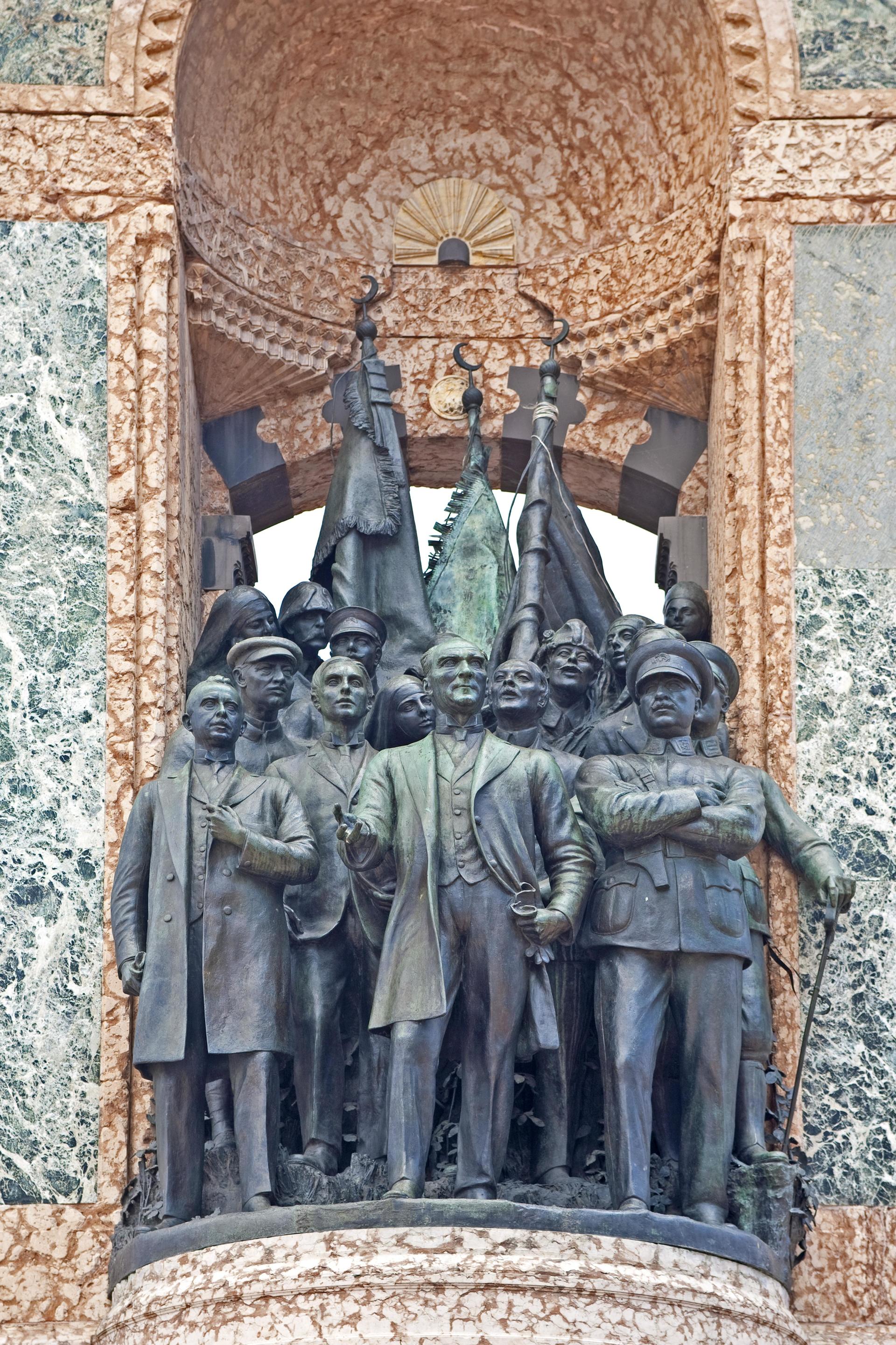 Файл:Памятник «Республика» в Стамбуле.jpg