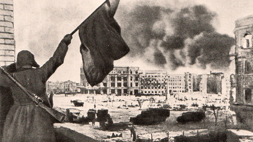 Файл:Советский боец в Сталинграде держит в руках Красный флаг.jpg