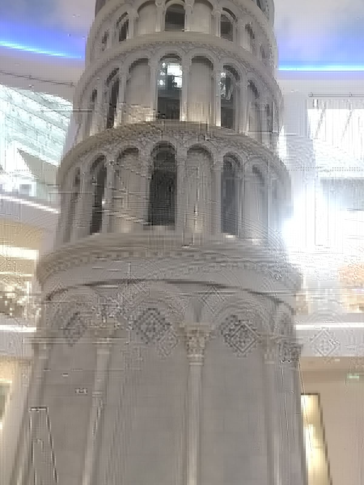 «Пизанская башня» с лифтом внутри