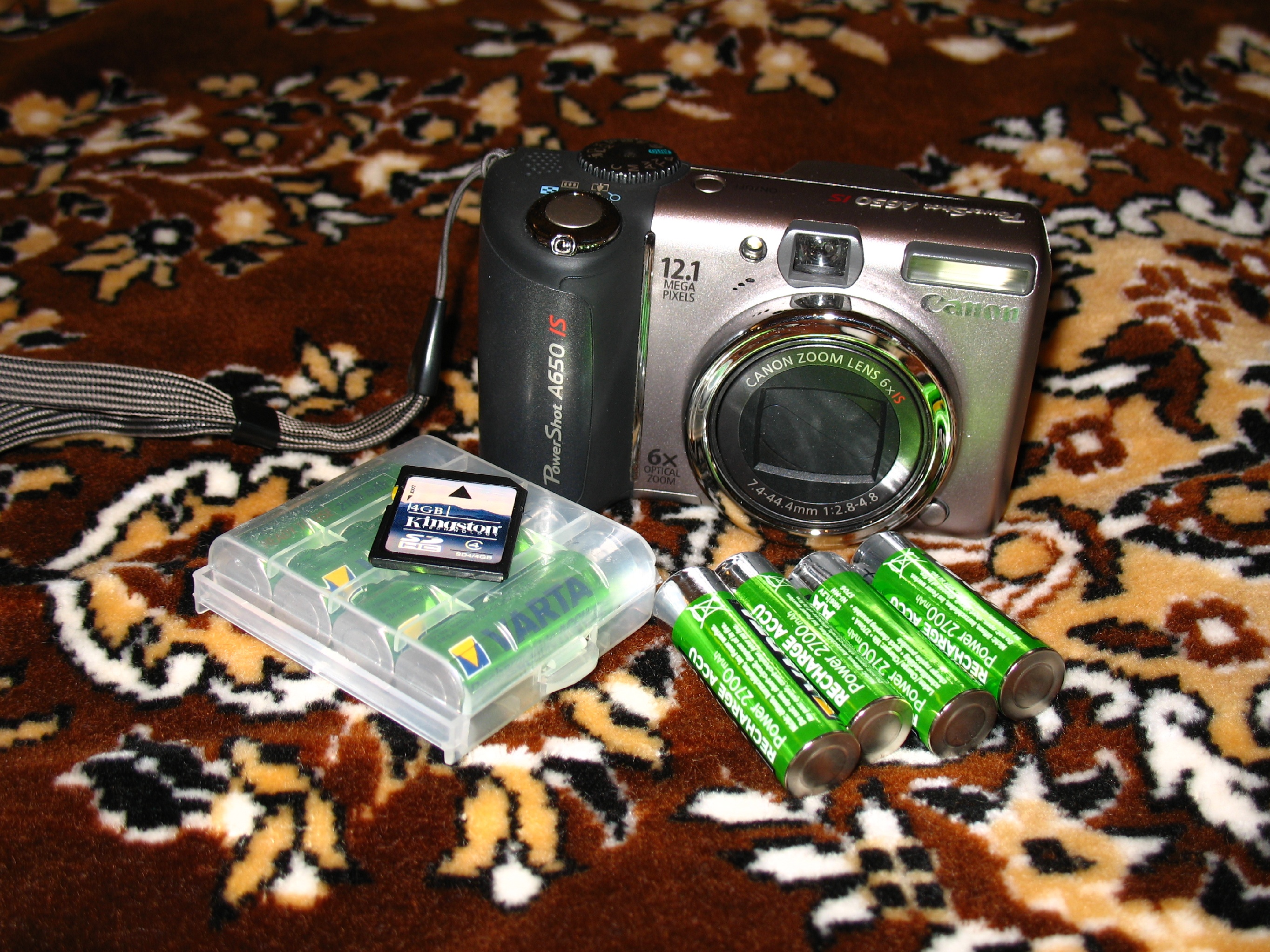 Фотоаппарат Canon PowerShot A650 IS, с используемыми в нём источниками питания, и картой памяти.
