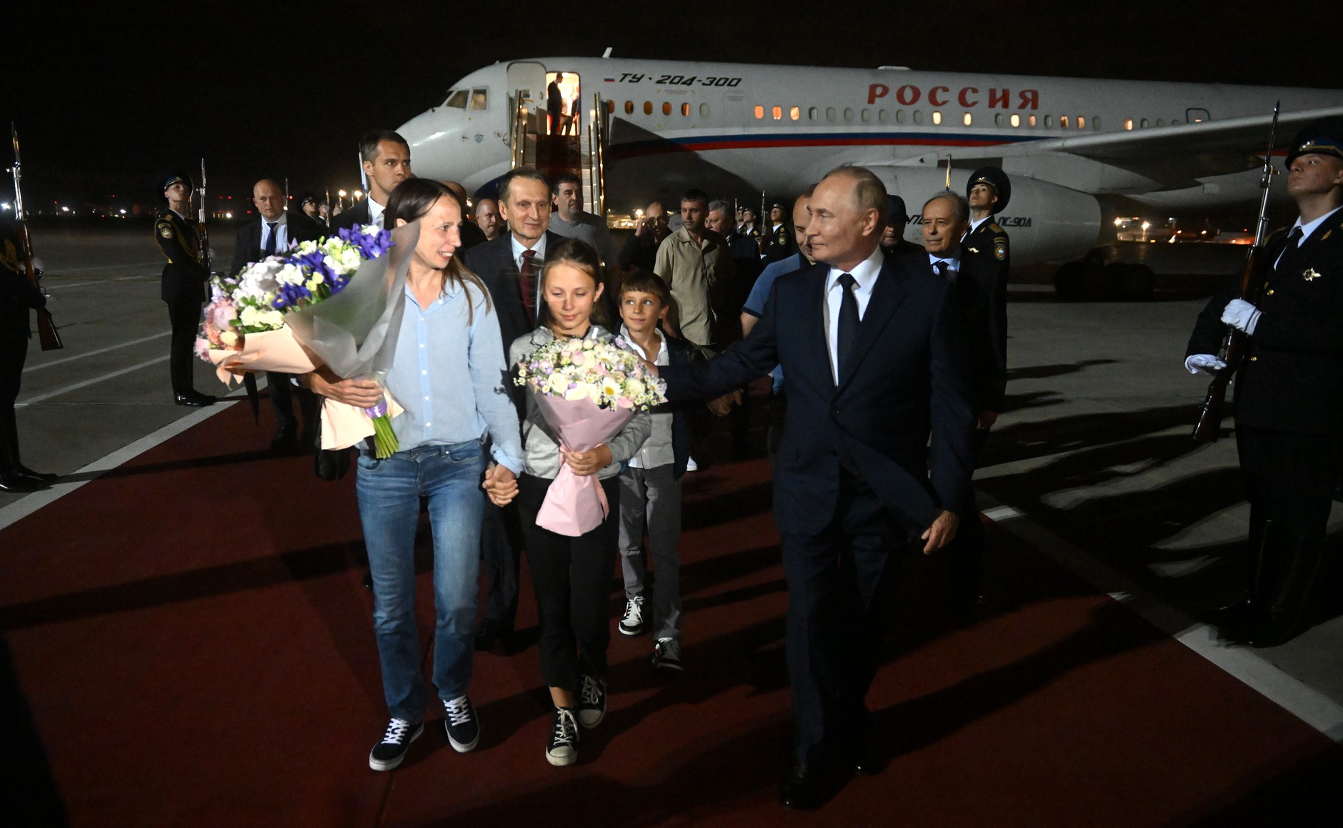 Файл:Владимир Путин и семья Дульцевых во Внукове.jpg