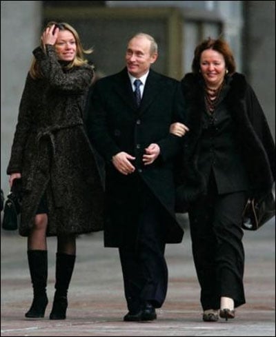 Дарью Захарову (слева) многие СМИ ошибочно приняли за Марию Путину