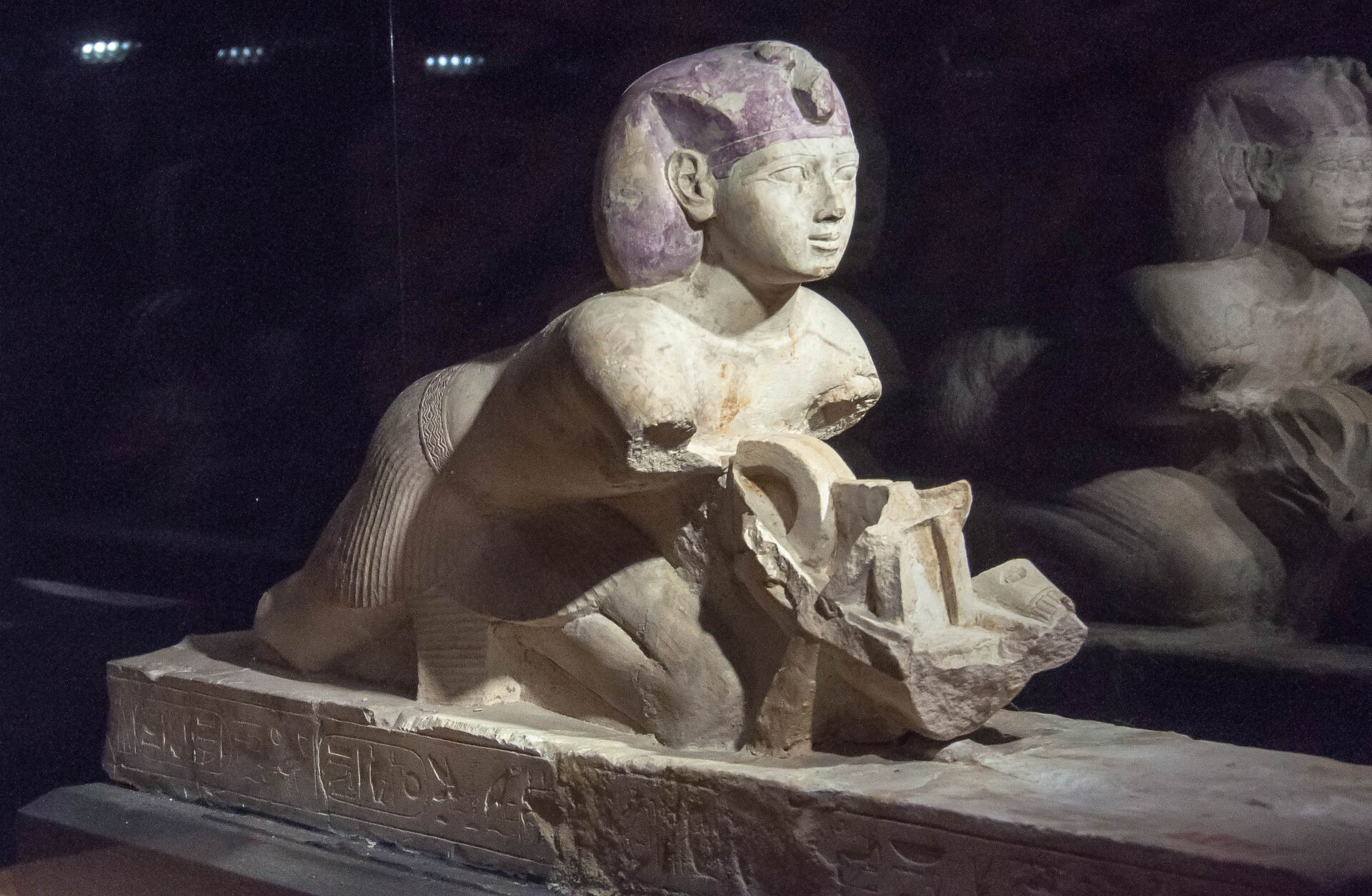 Limestone statue of Osorkon III.jpg