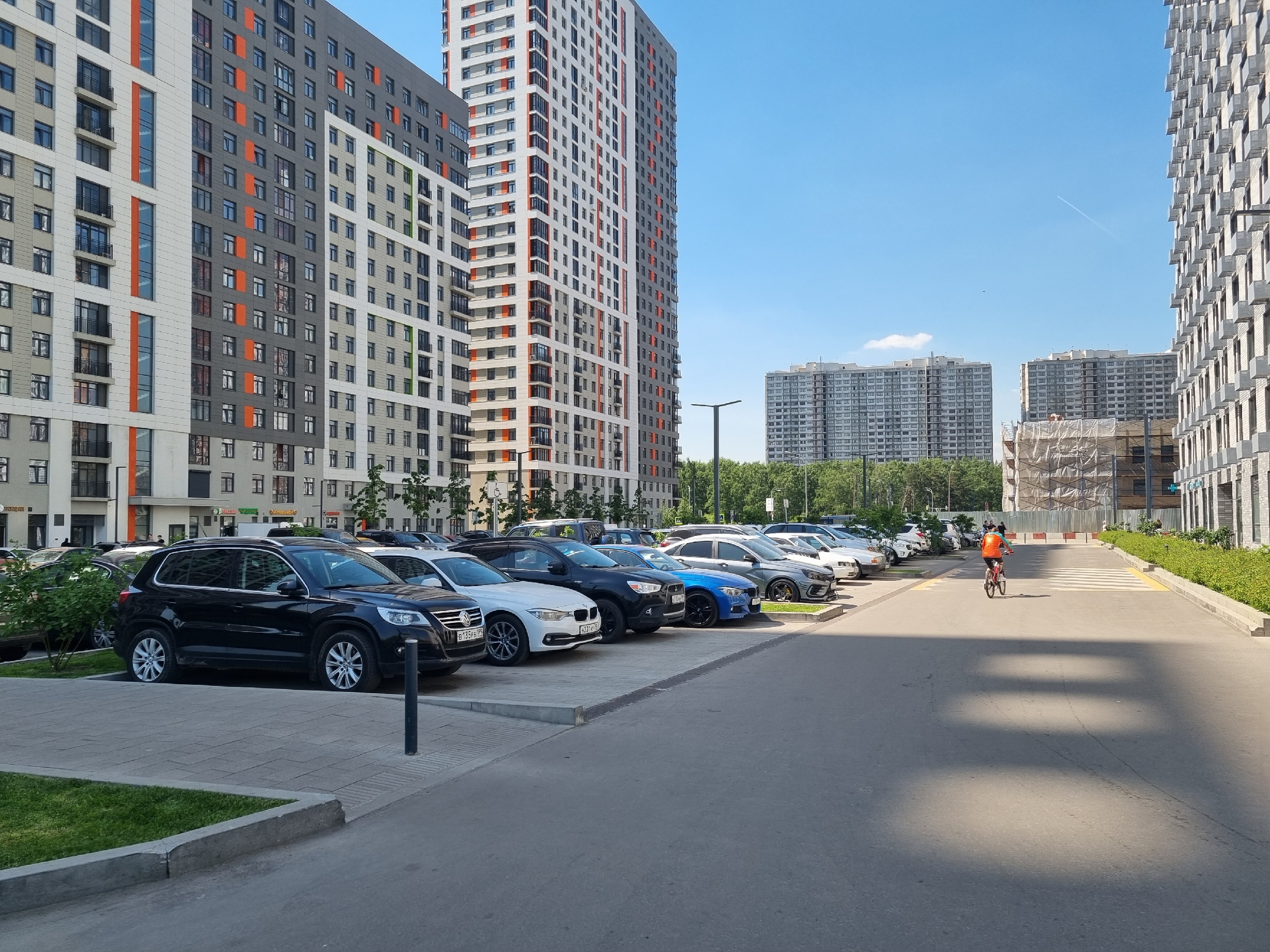 Гостевые парковки располагаются за пределами дворовых территорий. Вид в сторону Кузьминского лесопарка, лето 2022 года.