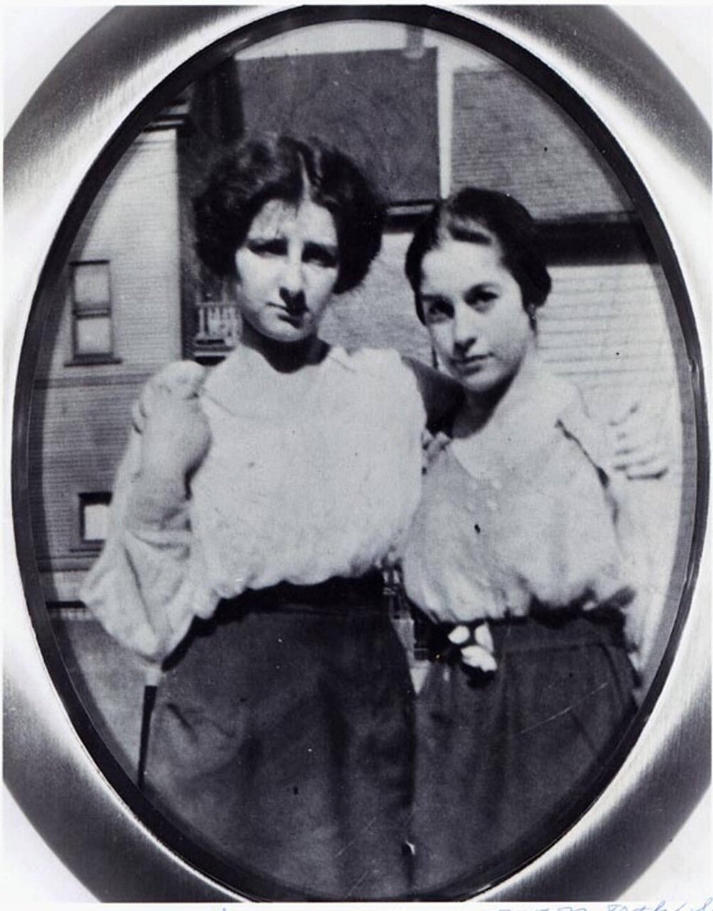 Файл:1914. Голда Меир с Сэди Гершон в Милуоки.jpg