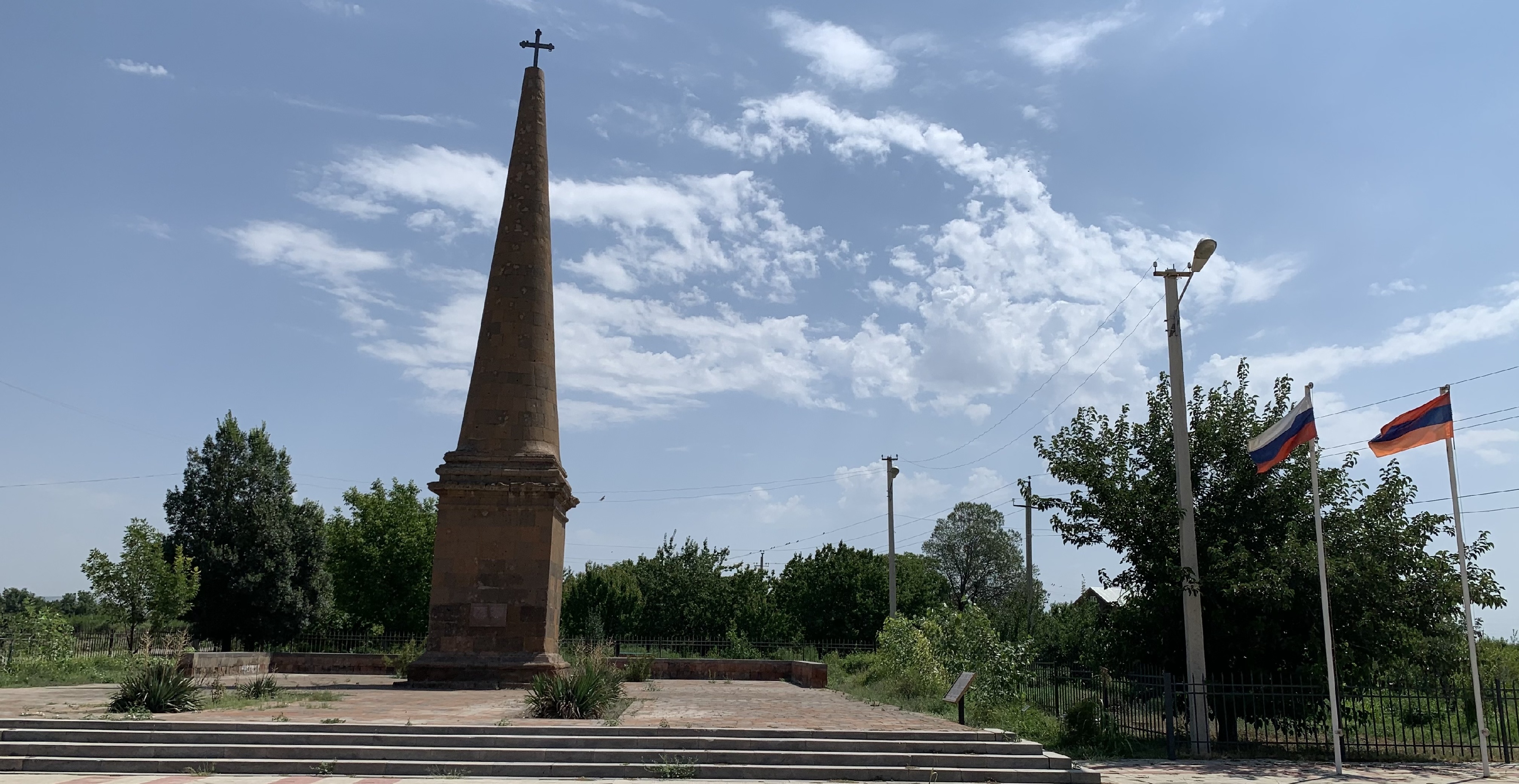 Обелиск в честь памяти русских воинов, принимавших участие в Ошаканской битве, недалеко от Эчмиадзина