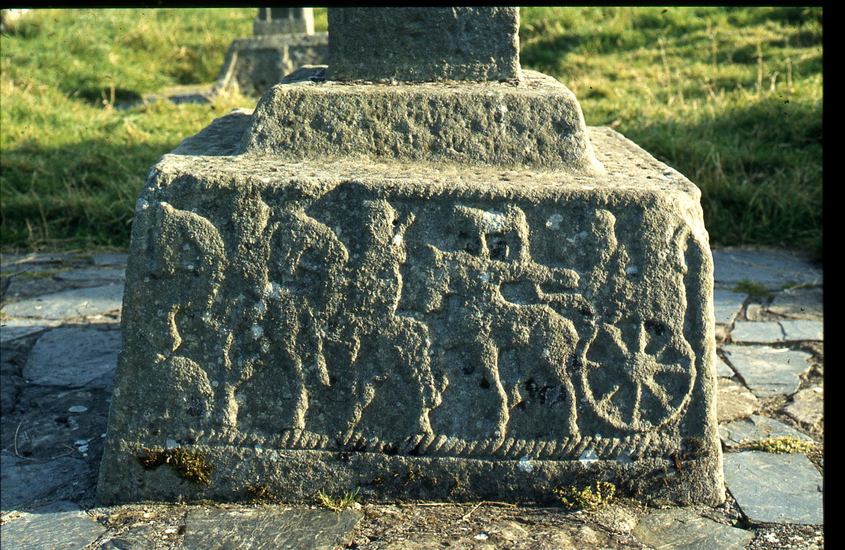 Подножие каменного креста IX в. н.э. из Ахени в Ирландии.jpg
