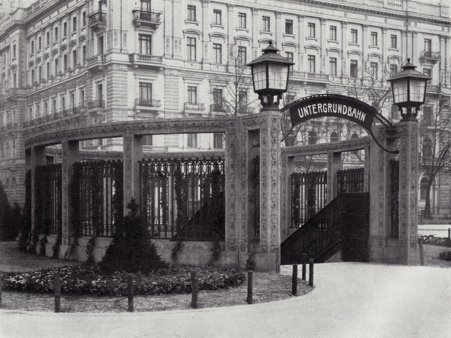 Вход с перголой (1908)