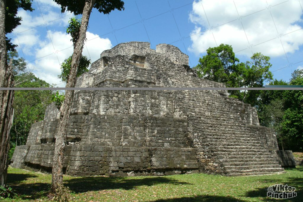 Файл:Гватемала, Йашха — Пирамида на площади теней.jpg