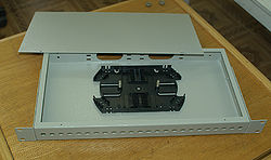 Оптический бокс для монтажа в шкаф шириной 19" (19 дюймов) на 24 коннектора (волокна)
