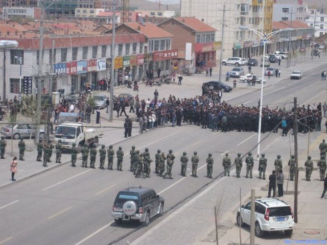 Файл:2011herders protest in Inner Mongolia.jpg
