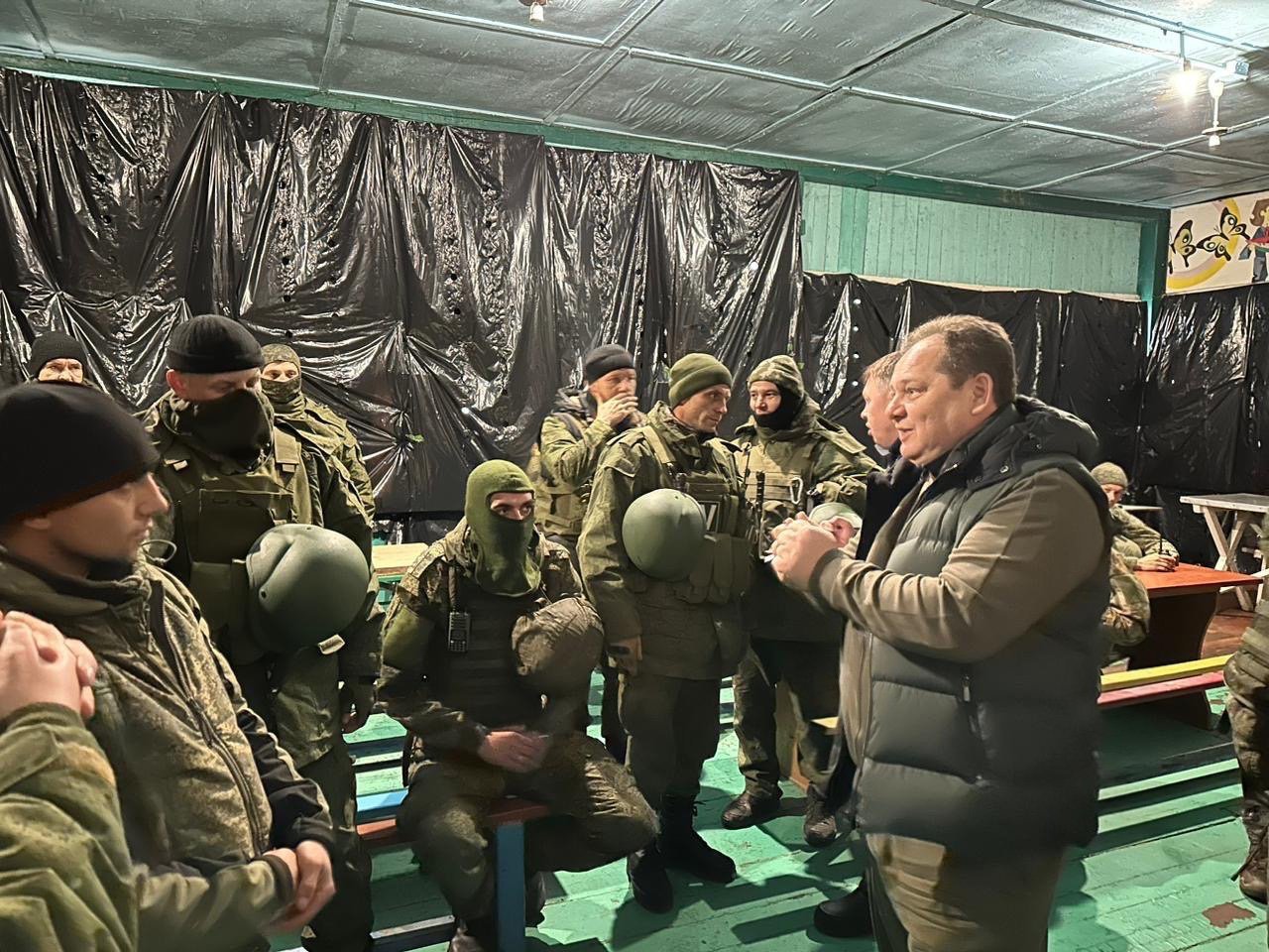 Ппервый ученик Путина в ЕАО Гольдштейн встретился с военнослужащими.jpeg