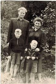 Файл:Виктор (слева) с родителями и младшим братом в 50-е гг.jpg