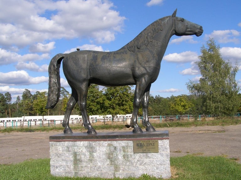Памятник коню Квадрату в наши дни (Горки-10)