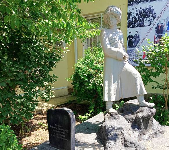 Памятник Евгению Пономарёву (позывной «Динго») у входа в музей. Участвовал в событиях весной 2014 года в Крыму, сражался на Донбассе. Погиб в августе 2014 года, под миномётным обстрелом у Краснодона.