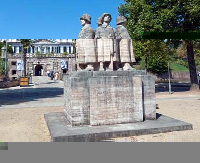 Файл:Denkmal schlossplatz 1914-18.jpg
