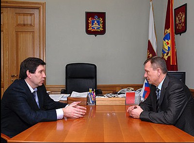 Нидбайкин (слева) на встрече с губернатором Брянской области Николаем Дениным