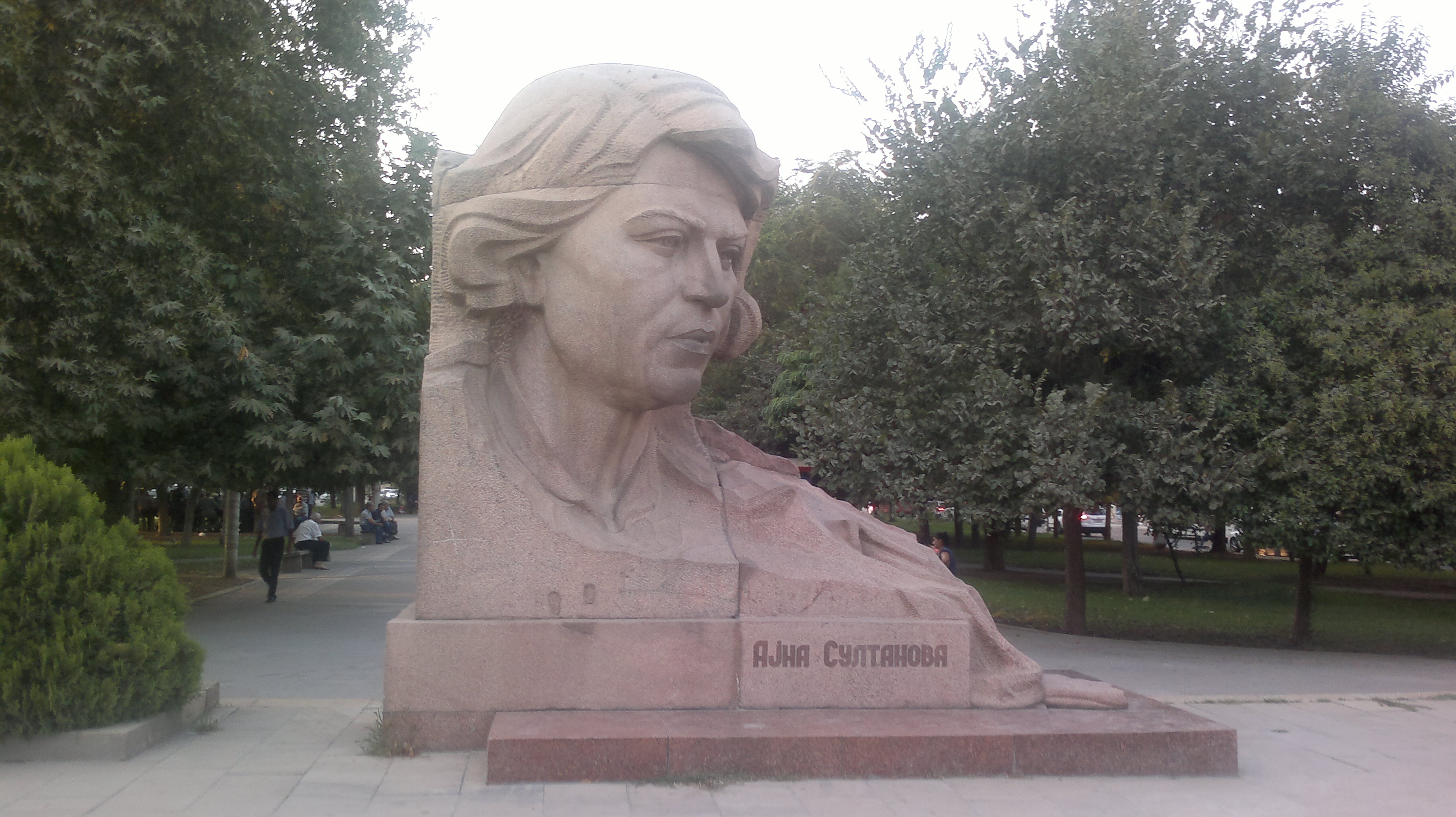 Памятник Айне Султановой в Баку. Скульптор М. Рзаева