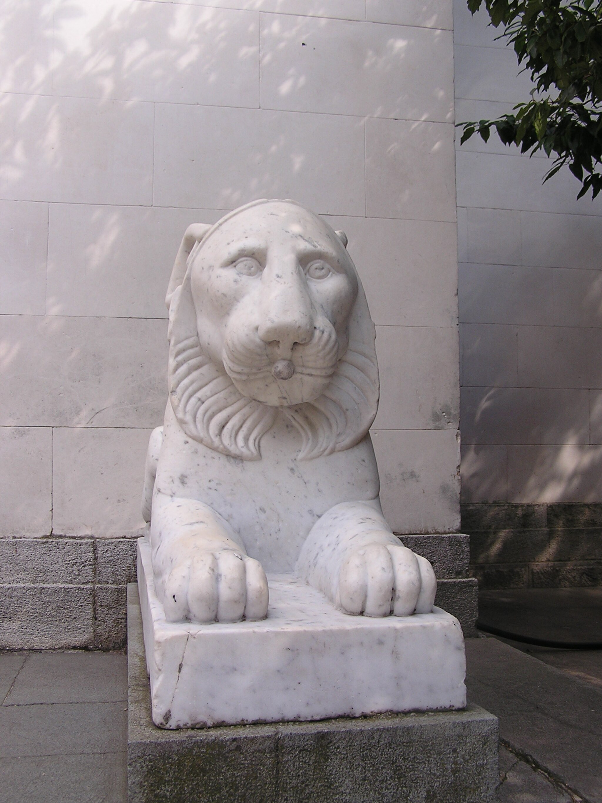 Мраморный лев возле входа в летнюю императорскую резиденцию Ливадийского дворца.