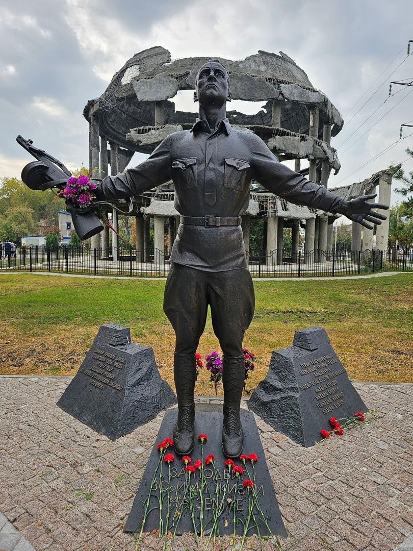 Памятник Защитникам Воронежа, закрывшим собой амбразуру 2.jpg