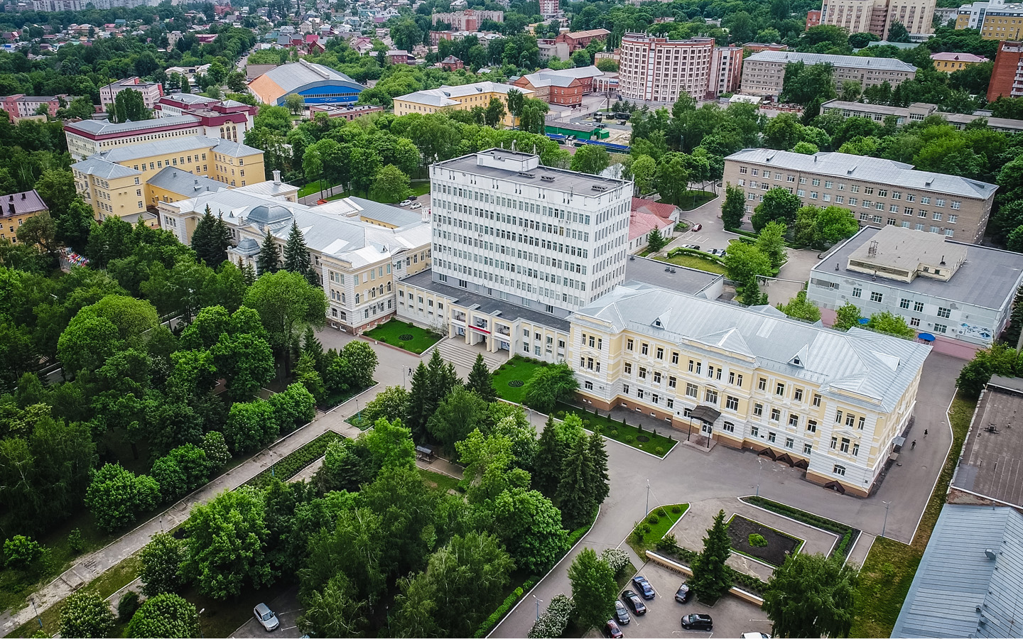 Панорама вузовского городка. Исторические и новые здания.