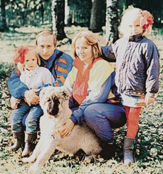 В начале 90-х годов, Мария Путина стоит справа (одно из немногих полностью достоверных фото)
