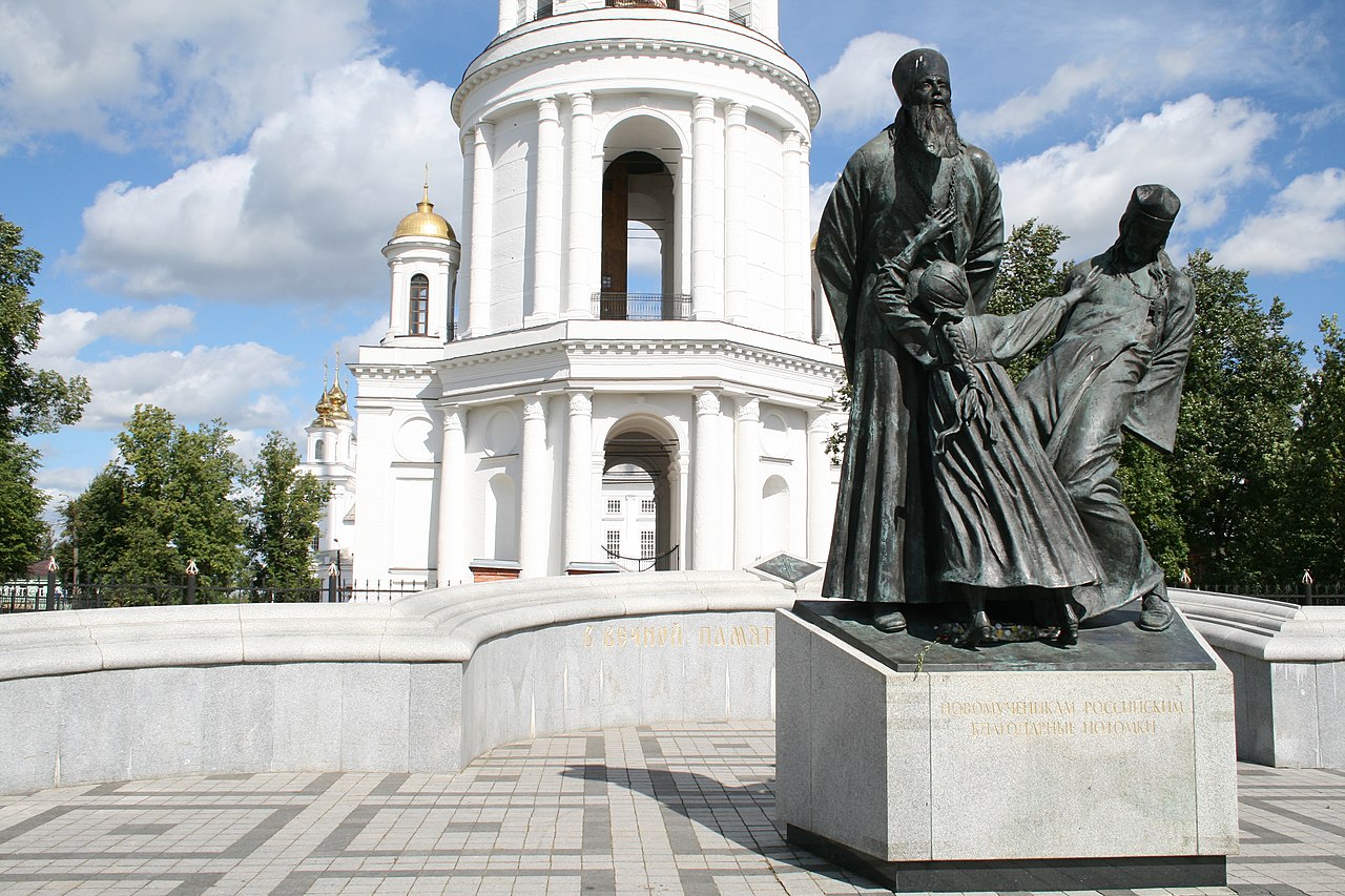 Файл:Памятник новомученикам Российским 2.jpg