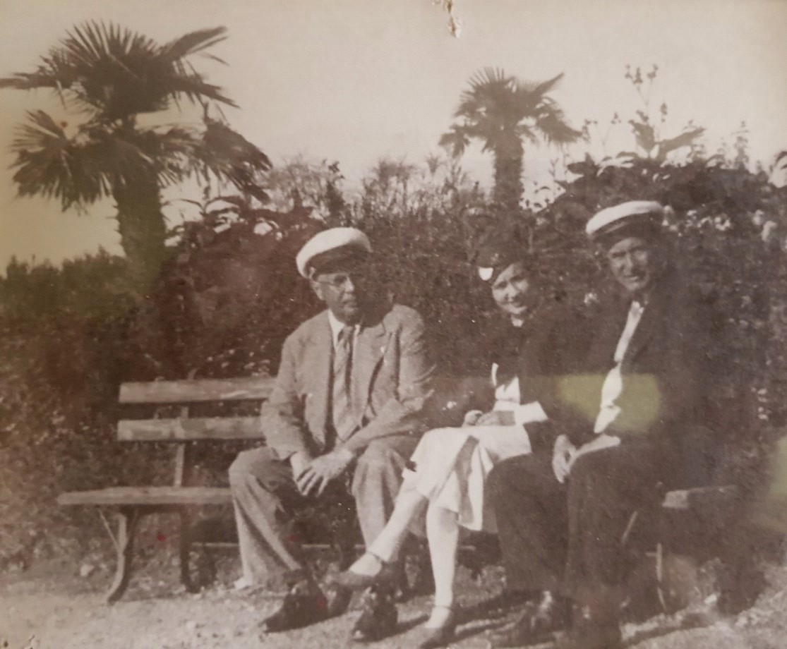 Коктебель 1938 г. В центре М. И. Левина, слева А. Н. Толстой. Фото из семейного архива