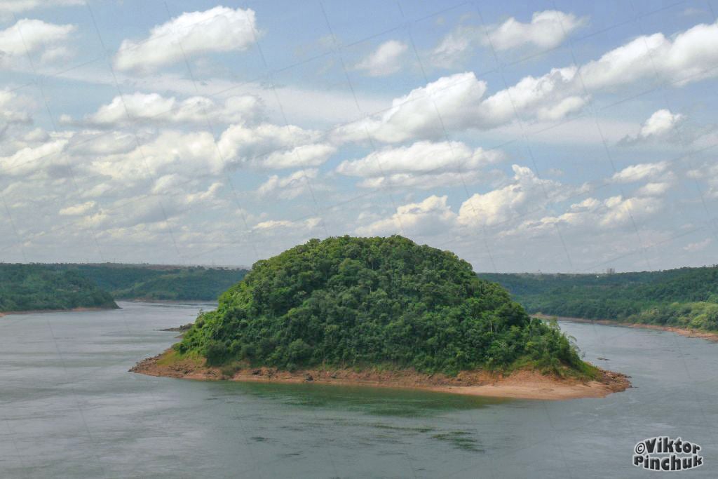 Файл:Бразилия, Островок между Бразилией и Парагваем.jpg