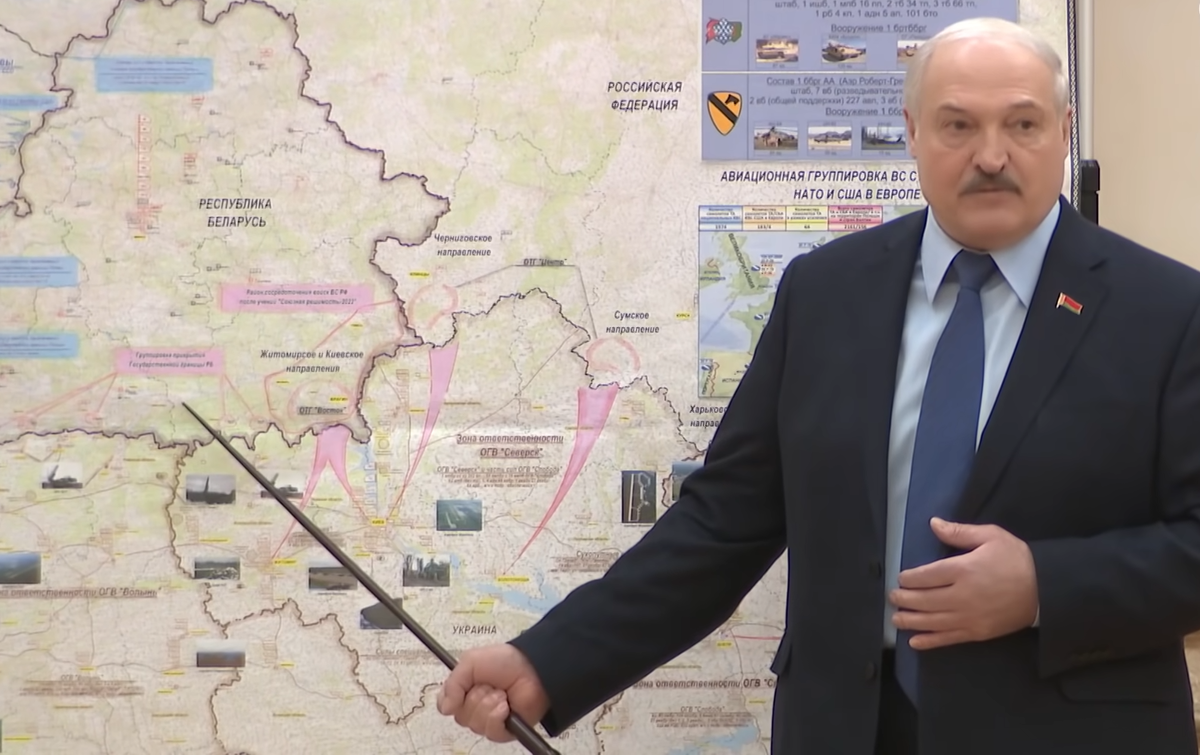 Файл:Александр Лукашенко показывает направление вероятного нападения.png