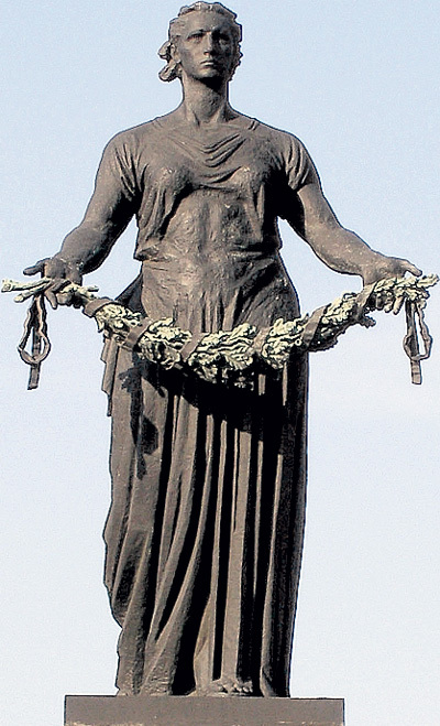 Скульптура «Родина-мать» на на Пискарёвском мемориальном кладбище. Ленинград, 1960.