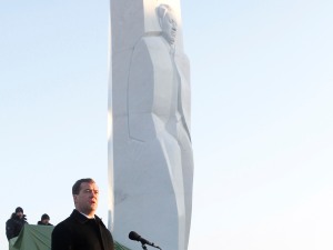 Дмитрий Медведев выступает на фоне памятника Борису Ельцину