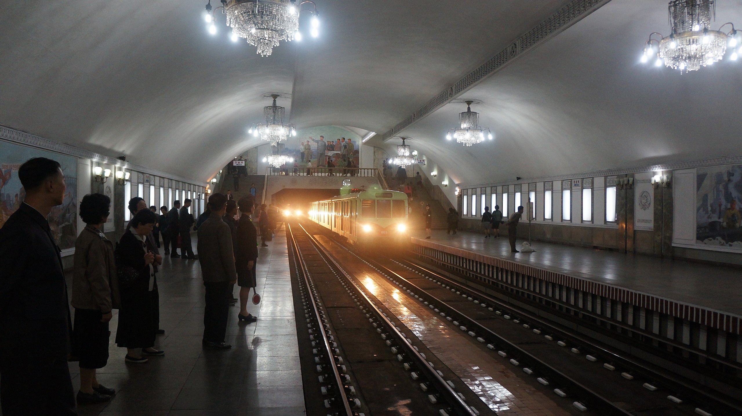 Файл:Pyongyang_Metro_Tour_(15549679462).jpg